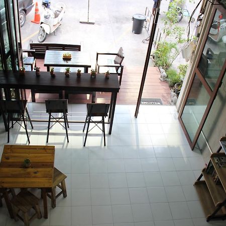 Bedtiny Hostel (Adults Only) Chiang Mai Bagian luar foto