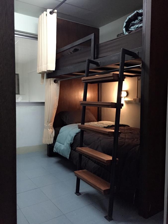 Bedtiny Hostel (Adults Only) Chiang Mai Bagian luar foto