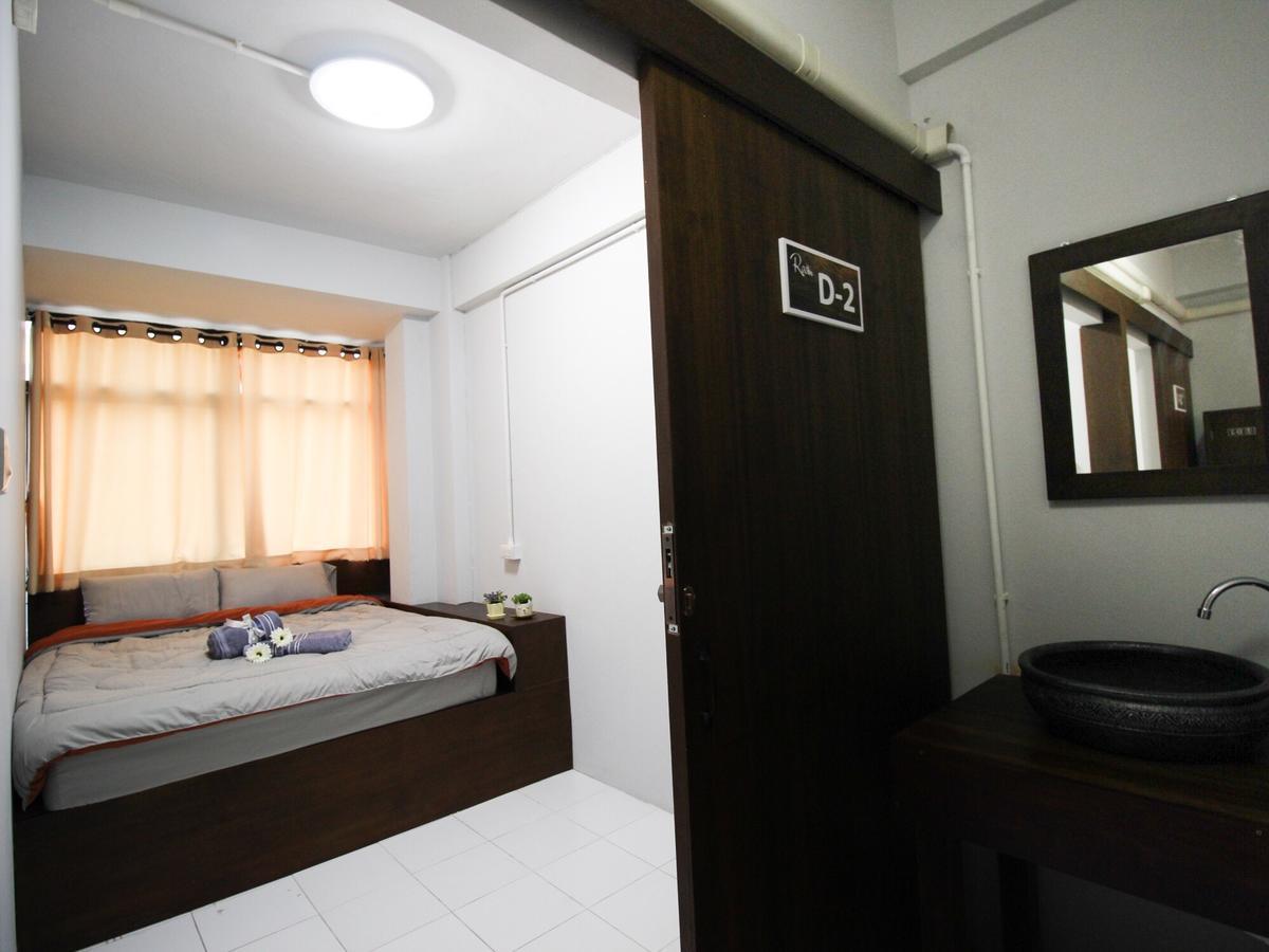 Bedtiny Hostel (Adults Only) Chiang Mai Bagian luar foto