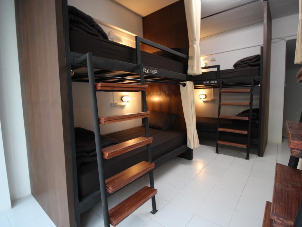 Bedtiny Hostel (Adults Only) Chiang Mai Bagian luar foto