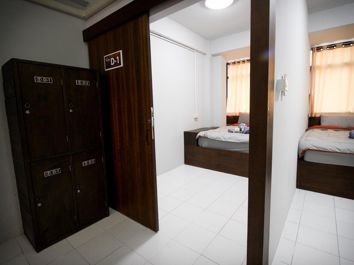 Bedtiny Hostel (Adults Only) Chiang Mai Bagian luar foto