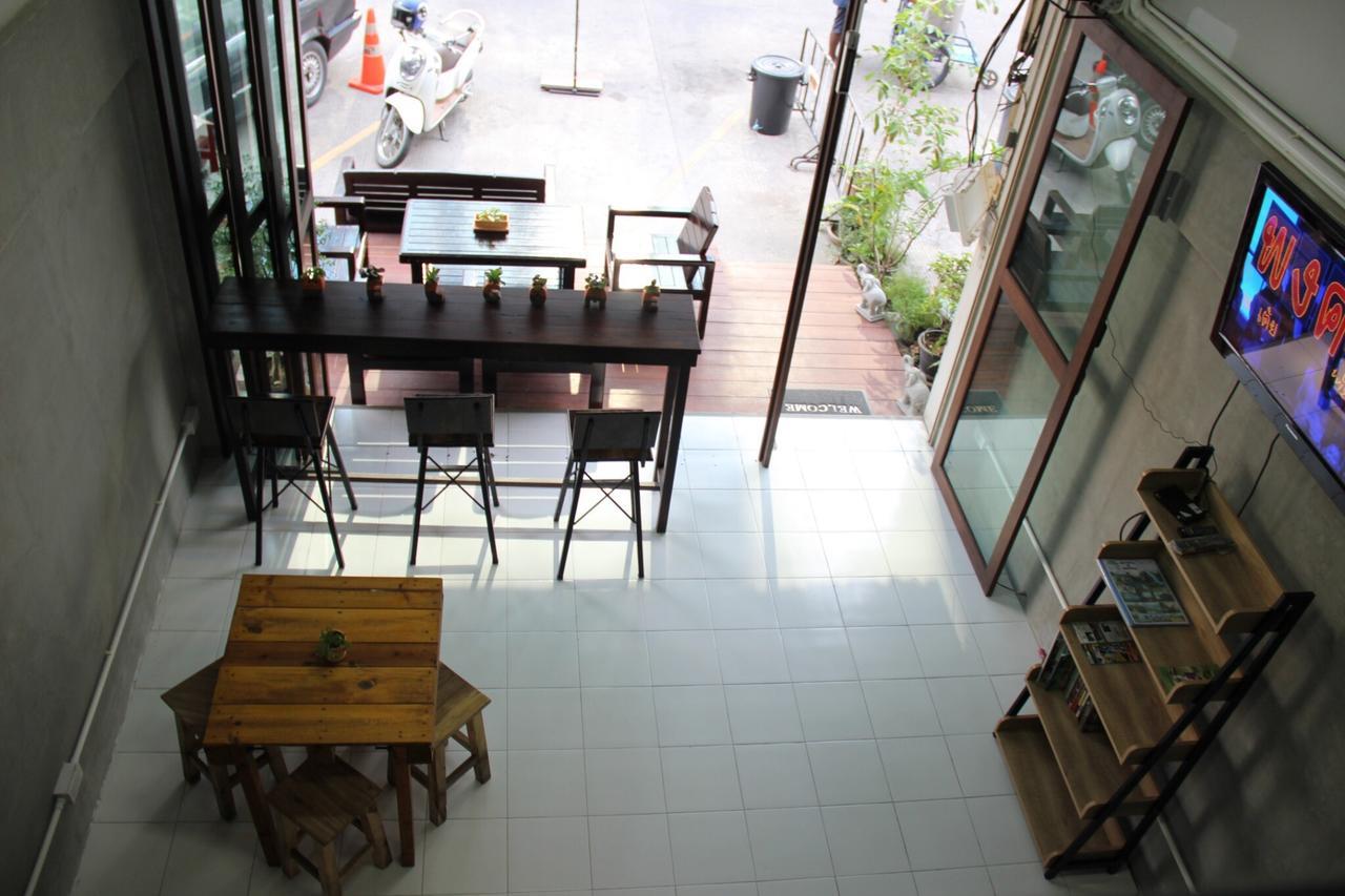 Bedtiny Hostel (Adults Only) Chiang Mai Bagian luar foto