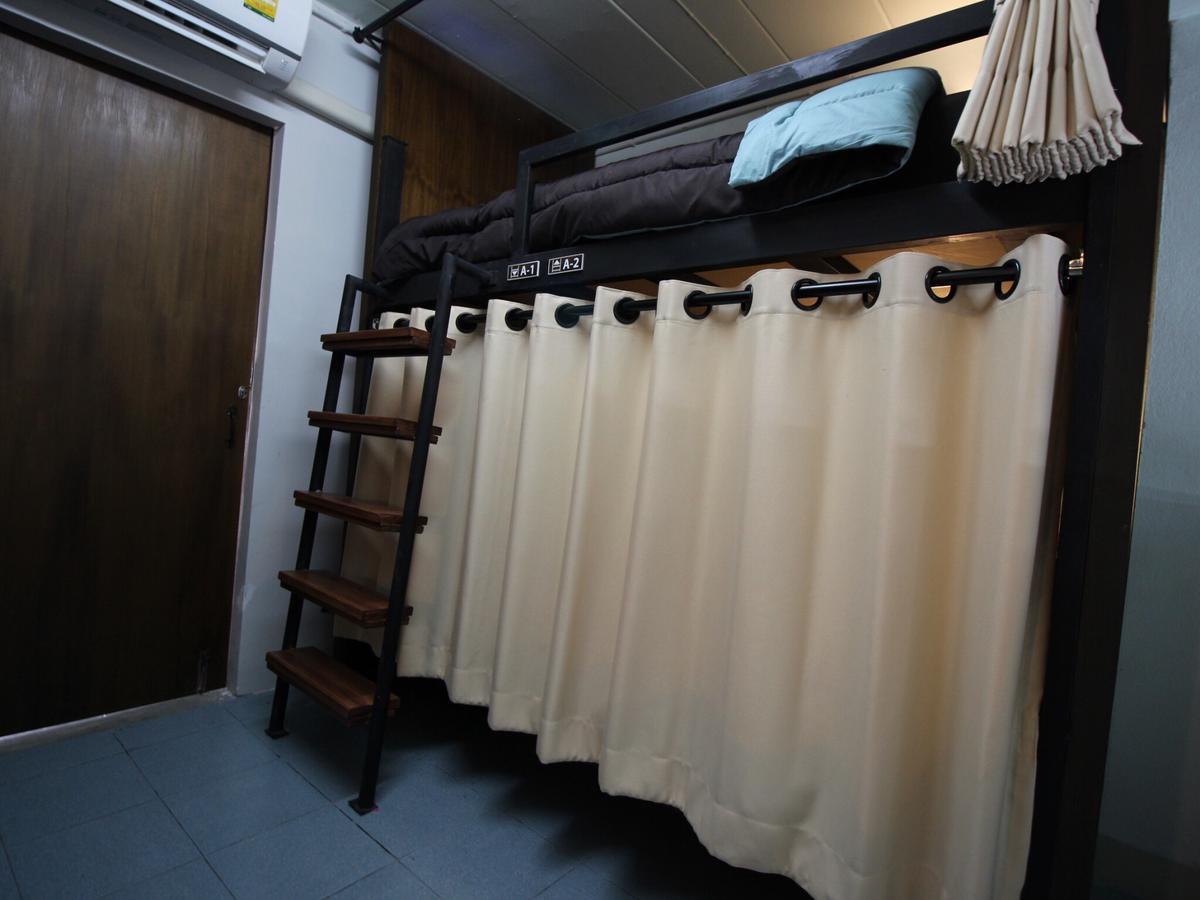 Bedtiny Hostel (Adults Only) Chiang Mai Bagian luar foto