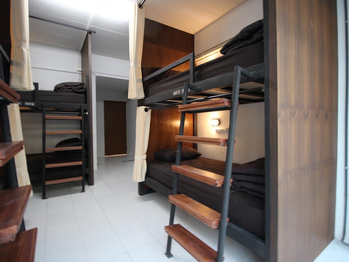 Bedtiny Hostel (Adults Only) Chiang Mai Bagian luar foto